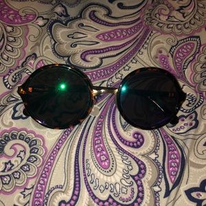 Round sunglasses with iridescent lenses